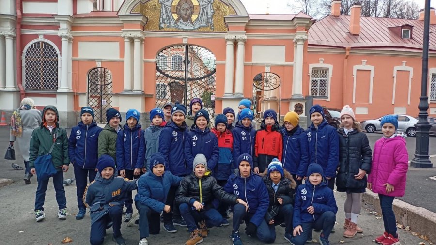 «4Б» класс посетил с экскурсией Свято-Троицкую Александро-Невскую Лавру.